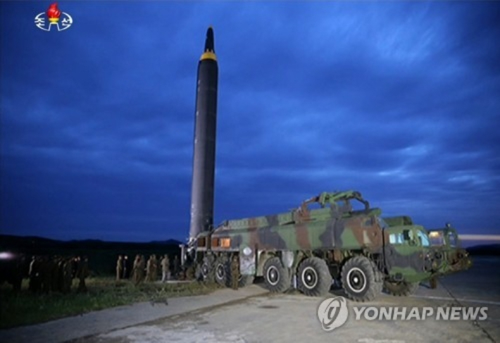 북한이 지난 2017년 공개했던 중장거리탄도미사일(IRBM) '화성-12형' 발사 준비 과정 모습. 연합뉴스