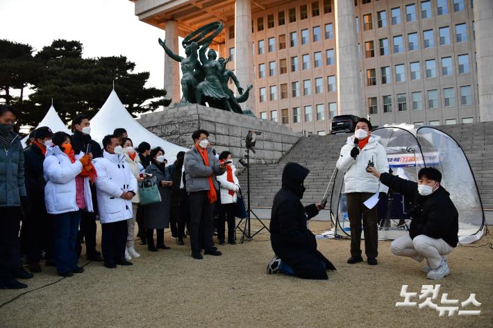 철야 농성 돌입하며 발언하는 안철수