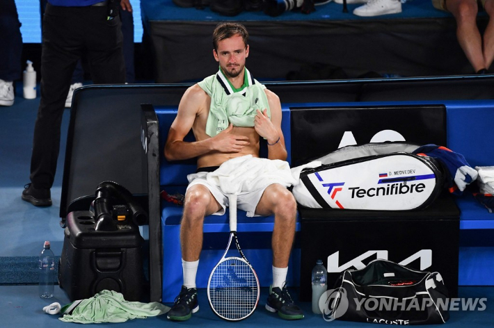 Medvedev derrotou Nadal na final masculina de simples no Aberto da Austrália depois de vencer dois sets no início.  Agence France-Presse = Yonhap News
