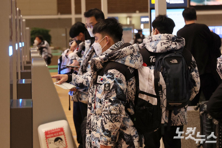 2022 베이징 동계올림픽에 출전하는 대한민국 선수단 본진이 31일 오전 인천국제공항 제2여객터미널 출국장에서 중국 베이징으로 출국하고 있다. 인천공항=박종민 기자