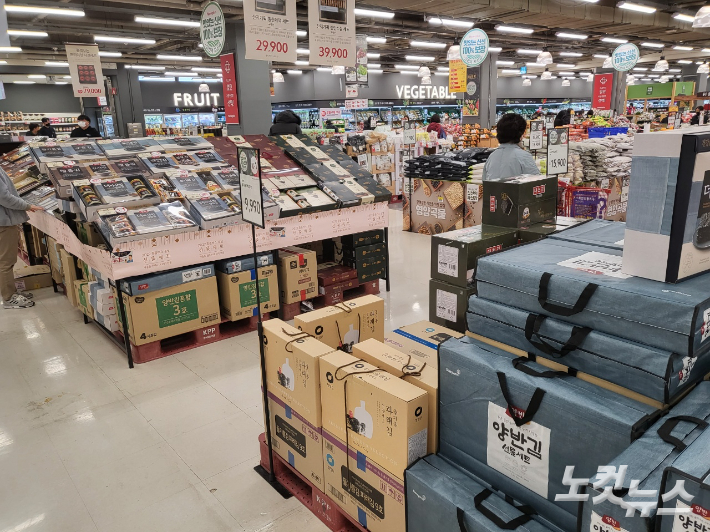 경기도 수원시 한 대형마트에서 명절 선물세트를 판매하고 있다. 이준석 기자