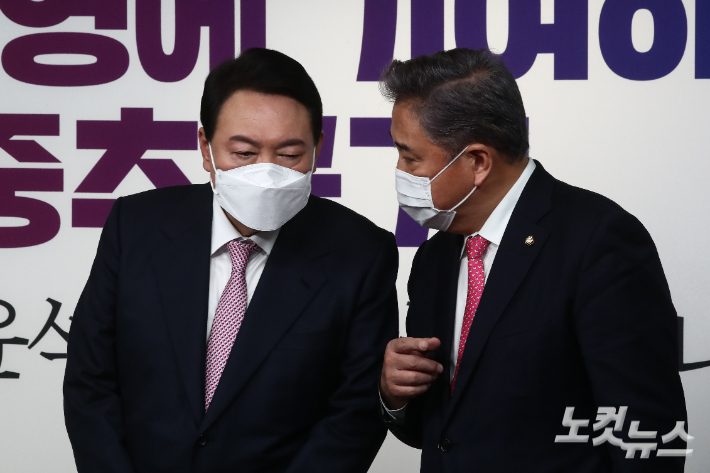 윤석열 국민의힘 대선 후보와 박진 의원(오른쪽). 윤창원 기자