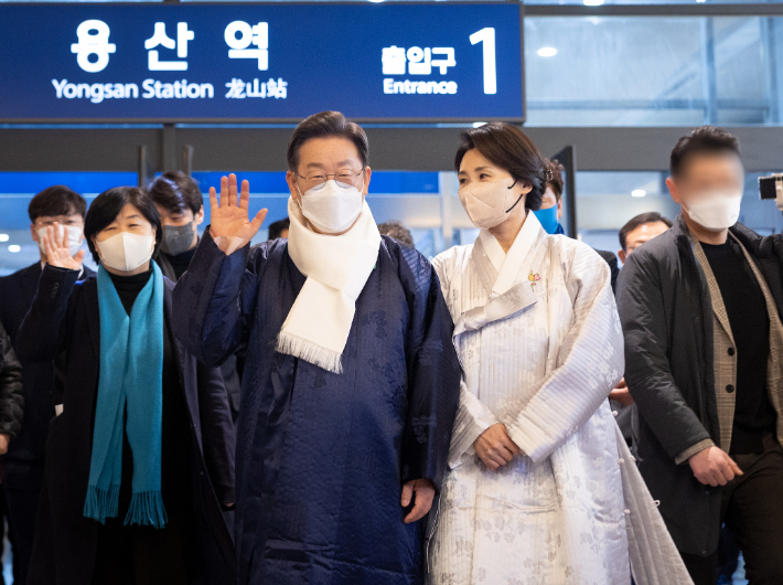 더불어민주당 이재명 대선 후보와 배우자인 김혜경 씨가 31일 서울 용산역을 방문, 귀성객들에게 새해 인사를 하고 있다. 더불어민주당 선대위 제공