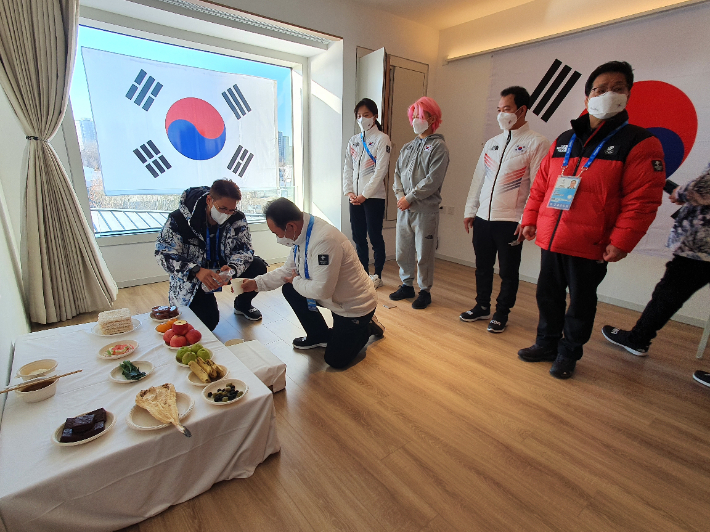 합동 차례를 지내는 대한민국 선수단. 대한체육회 제공