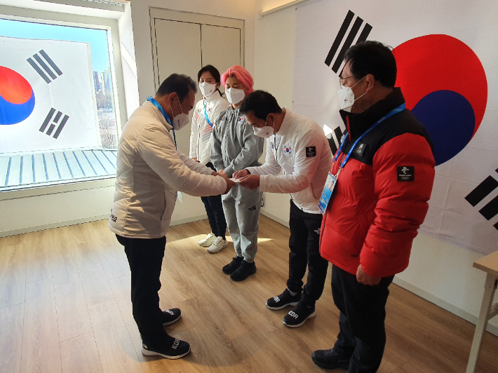 윤홍근 베이징동계올림픽 선수 단장이 선수단 대표에게 새뱃돈을 전하고 있다. 대한체육회 제공