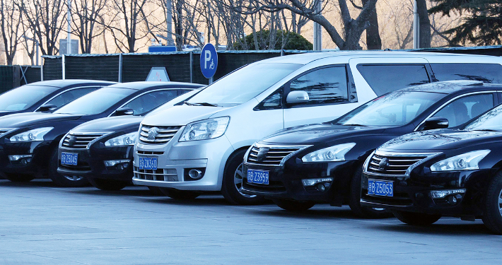 차량 로고를 가린 2022 베이징 동계올림픽 게임 택시들. 베이징=박종민 기자