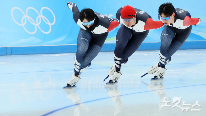 1일 중국 베이징 국립 스피드스케이팅 경기장(오벌)에서 2022 베이징 동계올림픽 참가하는 대한민국 선수들이 연습을 하고 있다. 왼쪽부터 박성현, 김준호, 김민석. 베이징(중국)=박종민 기자