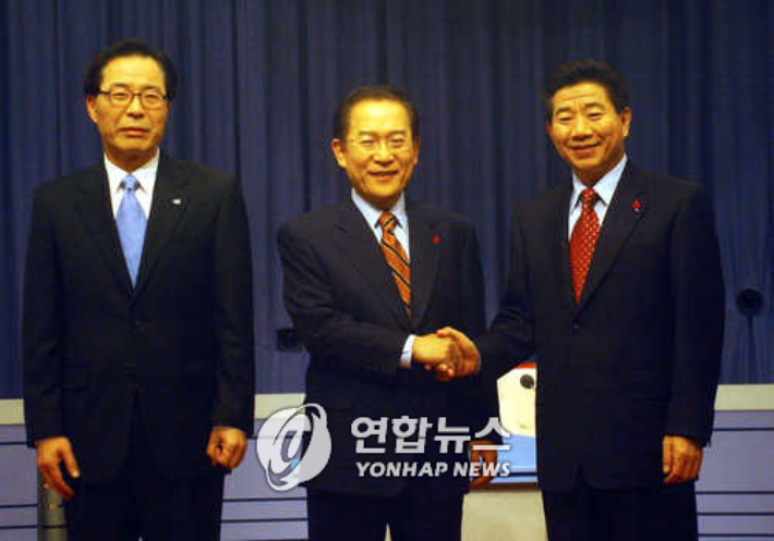 2002년 12월 권영길(좌측부터), 이회창, 노무현 당시 대선 후보가 기념촬영에 응하고 있다. 연합뉴스