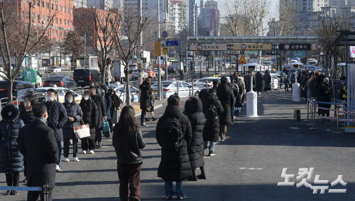 지난달 28일 서울 서초구 고속터미널역 인근에 마련된 임시선별검사소를 찾은 시민들이 검사를 받기 위해 대기하고 있다. 이한형 기자