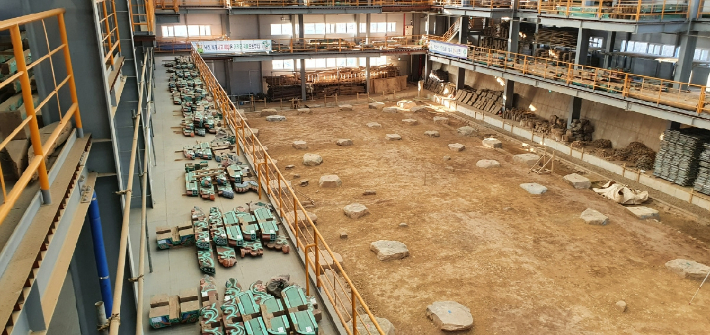 여수 진남관이 전면 해체 보수가 결정된지 10년만인 2023년 말 일반에 공개될 예정이다. 초석 설치가 완료된 '진남관 보수정비사업' 현장. 여수시 제공