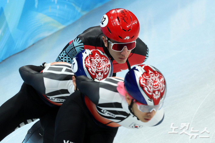 2일 중국 베이징 캐피털 실내경기장에서 2022 베이징 동계올림픽 참가하는 대한민국 쇼트트랙 대표팀과 터키 선수가 함께 훈련하고 있다. 베이징(중국)=박종민 기자