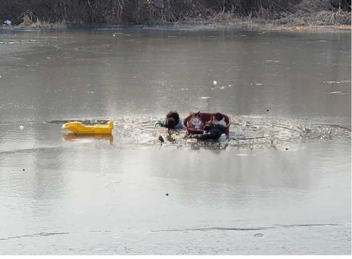 설날인 지난 1일 강원 강릉지역의 한 얼어붙은 연못에서 썰매를 타던 일가족 4명이 얼음이 깨지면서 물에 빠졌다가 구조됐다. 강원도 소방본부 제공