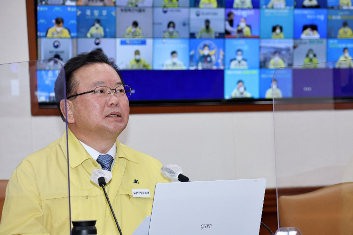 김부겸 국무총리가 설 연휴 마지막 날인 2일 정부서울청사에서 열린 코로나19 대응 중앙재난안전대책본부 회의를 주재하고 있다. 연합뉴스