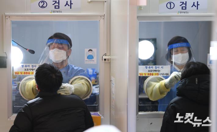 안철수 후보 내외, 선별진료소 의료봉사 활동