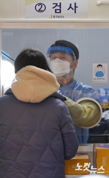 안철수 국민의당 대선 후보, 선별진료소 의료봉사