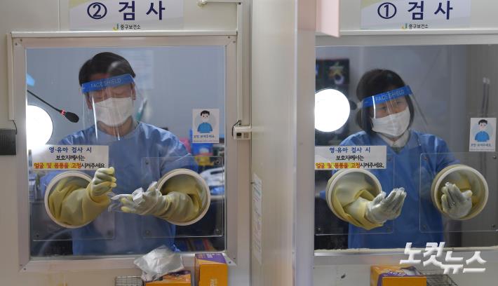 국민의당 안철수 후보 내외, 중구보건소 선별진료소 의료 봉사