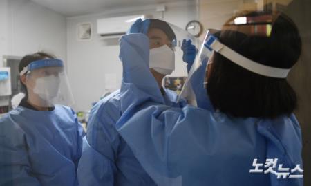 페이스 쉴드 착용하는 국민의당 안철수 대선 후보