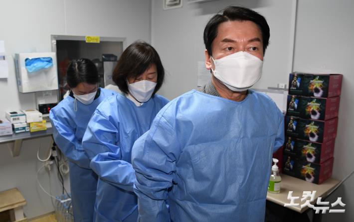 가족과 함께 의료 봉사 하는 안철수 후보