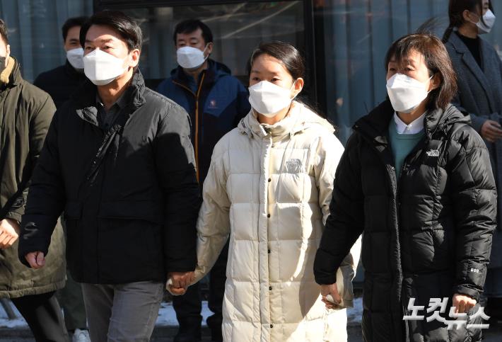 코로나19 검체 채취 봉사활동 차 중구 보건소 찾은 안철수 후보와 가족