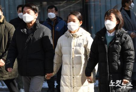 코로나19 검체 채취 봉사활동 차 중구 보건소 찾은 안철수 후보와 가족