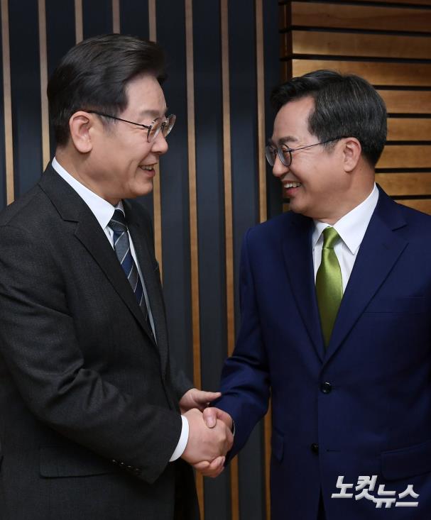 인사 나누는 이재명 대선후보-김동연 대선후보