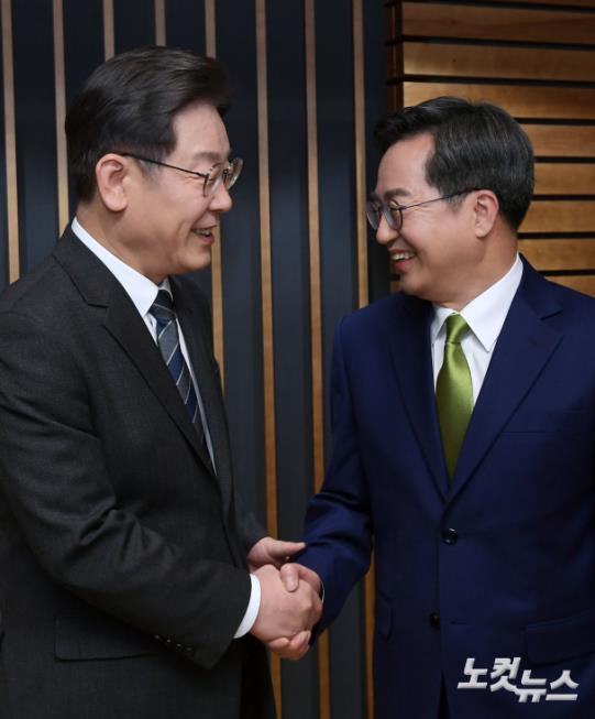 인사 나누는 이재명 대선후보-김동연 대선후보