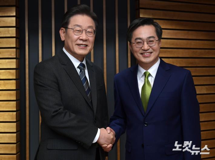 악수하는 이재명 대선후보-김동연 대선후보