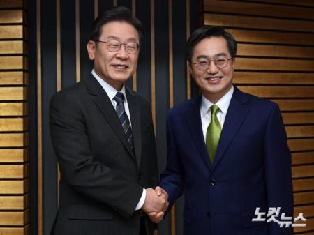 악수하는 이재명 대선후보-김동연 대선후보