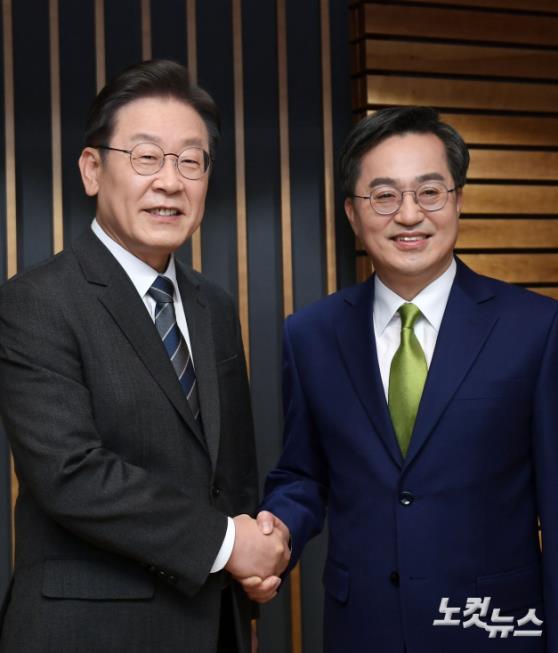 CBS 주관 양자토론회에서 만난 이재명 대선후보-김동연 대선후보