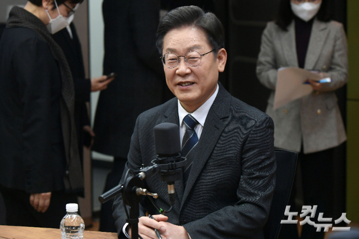 더불어민주당 이재명 대선 후보가 2일 서울 양천구 CBS사옥에서 열린 양자 정책토론회에 앞서 인사를 하고 있다. 이한형 기자