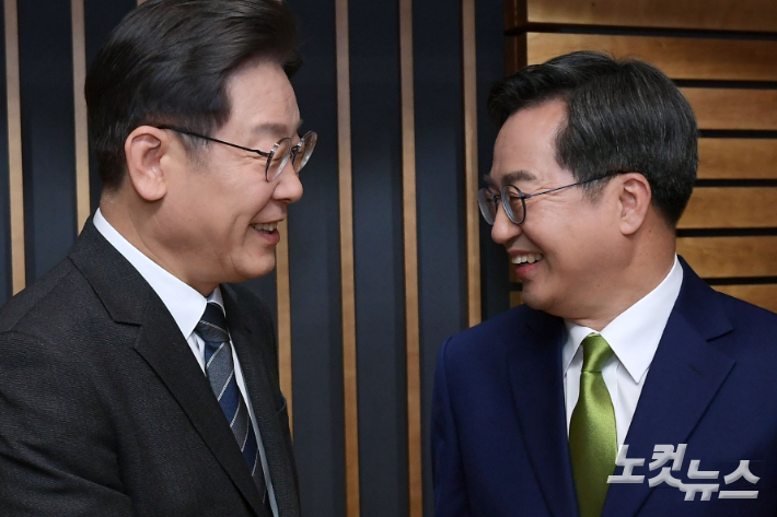 더불어민주당은 이재명 대선 후보와 새로운물결 김동연 대선후보가 2일 서울 양천구 CBS사옥에서 열린 양자 정책토론회에 앞서 기념촬영을 하고 있다. 이한형 기자