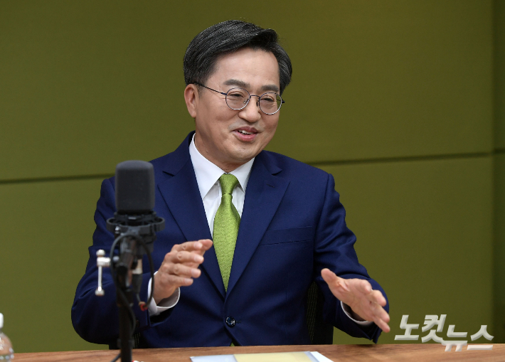 새로운물결 김동연 대선후보가 2일 서울 양천구 CBS사옥에서 열린 양자 정책토론회에 앞서 인사를 하고 있다. 이한형 기자