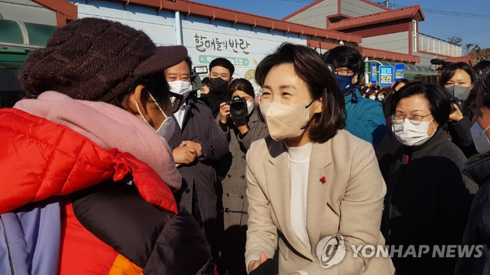 6일 충남 당진시 순성면 백석올미영농조합을 방문한 더불어민주당 이재명 대선 후보 부인인 김혜경 씨가 마을 주민 등과 인사를 나누고 있다. 