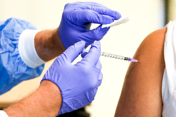 한 학생이 독일 베를린의 학교에서 코로나19 백신 접종받고 있다. 연합뉴스