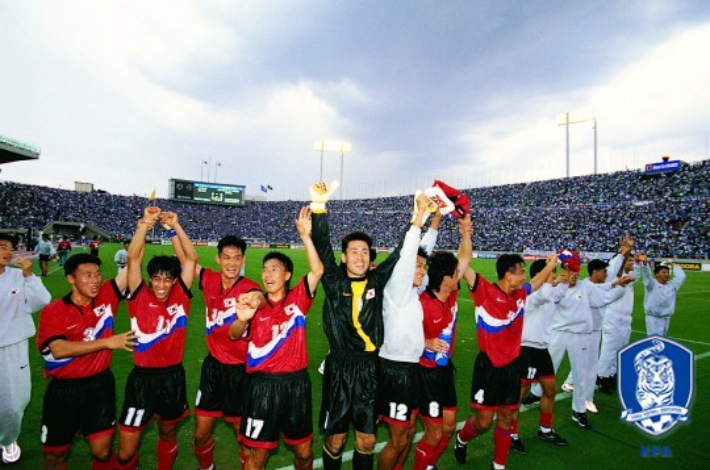 1998년 프랑스 월드컵 최종예선 일본 원정 승리 후 모습.  대한축구협회 제공