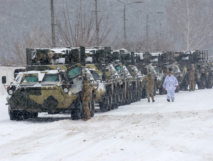 우크라이나군 제92 기계화여단 소속 장갑차들이 지난달 31일(현지시간) 북동부 하르키우 지역의 기지에 주차하기 위해 이동하고 있다. 연합뉴스