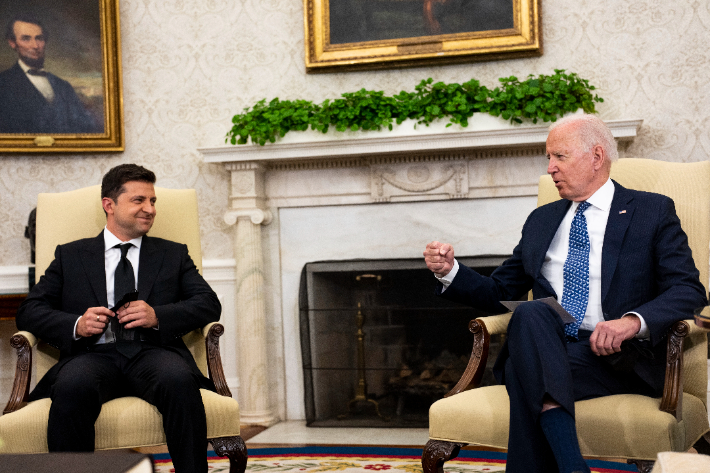 작년 9월 볼로디미르 젤렌스키 우크라이나 대통령(왼쪽)과 백악관서 회담하는 조 바이든 미국 대통령. 연합뉴스