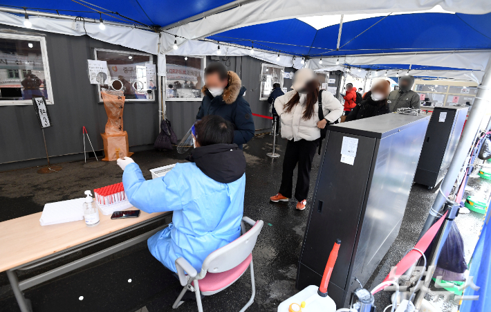 지난 1일 서울역 광장에 마련된 코로나19 선별진료소에서 시민들이 검사를 받기 위해 대기하고 있다. 황진환 기자