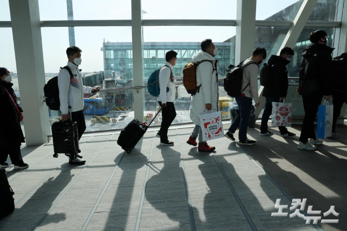 지난달 31일 중국 베이징 서우두 공항에서 베이징동계올림픽 출전을 위해 입국한 선수단 및 취재진이 탑승교를 벗어나고 있다. 베이징(중국)=박종민 기자