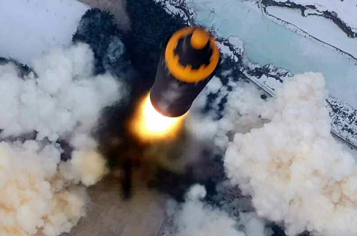 북한이 공개한 '화성-12형' 발사 장면. 뉴스1 제공