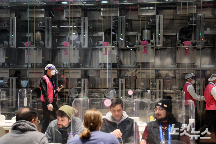 3일 중국 베이징 2022 베이징동계올림픽 메인미디어센터 내 로봇 식당에 쿠킹 로봇이 음식을 만들고 있다. 베이징(중국)=박종민 기자