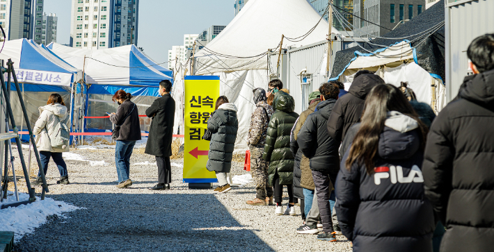 코로나19 신속항원검사 시행 첫날인 3일 오전 서울 강서구 마곡 임시선별검사소에 시민들이 신속항원검사를 받기 위해 대기하고 있다.  이날부터 검사자는 신속항원검사를 받은 후 양성이 나올 경우 PCR 검사를 다시 받아야 한다. 음성이 나오면 현장에서 방역패스(24시간)로 사용할 수 있는 음성확인서를 발급 받을 수 있다. 강서구청 제공