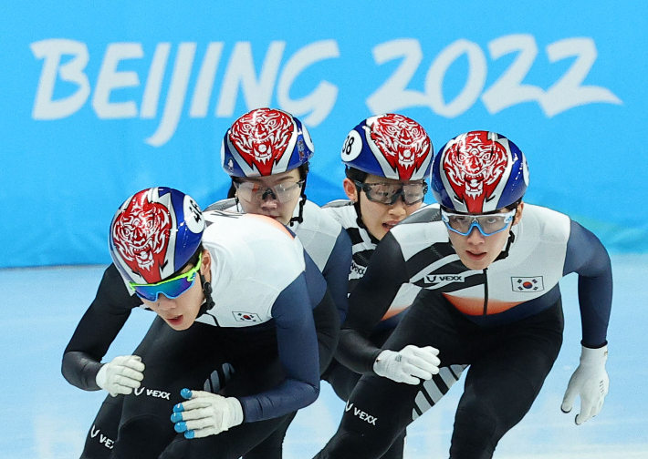 대한민국 쇼트트랙 대표팀이 3일 중국 베이징 캐피털 실내경기장에서 실시된 2022 베이징동계올림픽 쇼트트랙 대표팀 공식 훈련에서 트랙을 돌고 있다. 연합뉴스