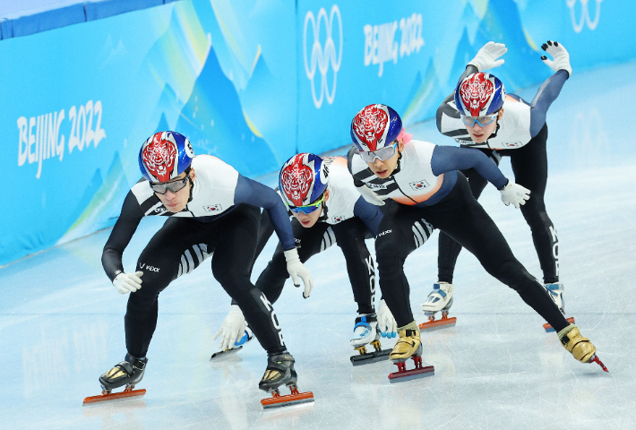 대한민국 쇼트트랙 대표팀이 3일 중국 베이징 캐피털 실내경기장에서 실시된 2022 베이징동계올림픽 쇼트트랙 대표팀 공식 훈련에서 트랙을 돌고 있다. 연합뉴스