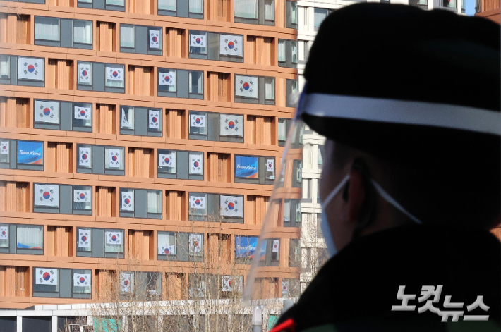 2022 베이징 동계올림픽 개막을 이틀 앞둔 2일 중국 베이징 올림픽 빌리지에 마련된 선수촌 창문에 걸려 있다. 베이징(중국)=박종민 기자