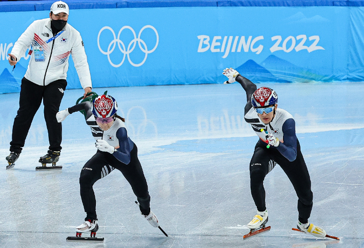 3일 중국 베이징 캐피털 실내경기장에서 열린 2022 베이징동계올림픽 쇼트트랙 공식 훈련에서 한국팀의 박장혁(오른쪽부터), 최민정이 스타트 훈련을 하고 있다. 연합뉴스