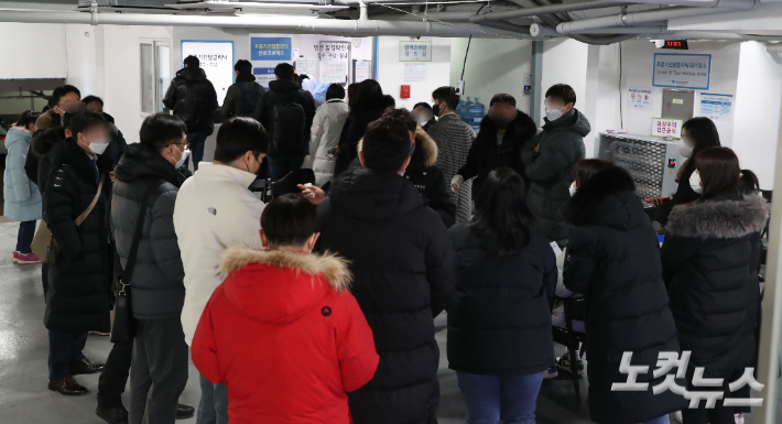 3일 강남구 역삼동 하나이비인후과병원 호흡기전담클리닉에서 시민들이 코로나 검사를 받기위해 줄을 서있다.  사진공동취재단 이한형 기자