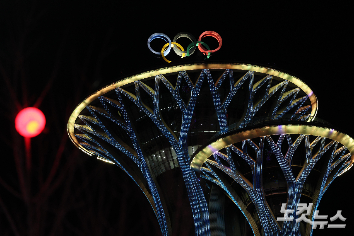 2022 베이징 동계올림픽 개막을 하루 앞둔 3일 중국 베이징 메인미디어센터 앞 올림픽타워가 조명을 밝히고 있다. 베이징(중국)=박종민 기자