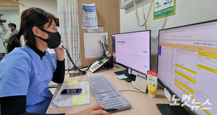 지난 3일 서울 강남구 역삼동 하나이비인후과병원 호흡기전담클리닉에서 의료진이 재택치료자들을 모니터링 하고 있다. 사진공동취재단