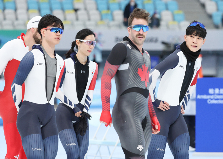 2022 베이징 동계올림픽 개막일인 4일 중국 베이징 국립 스피드 스케이팅 경기장(오벌)에서 김민석, 김현영, 박성현이 훈련하고 있다. 연합뉴스